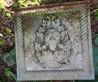 Bassorilievo di leone in cemento