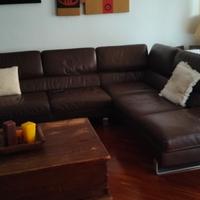 Divano in vera pelle marrone, elegante e comodo 