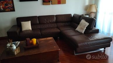 Divano in vera pelle marrone, elegante e comodo 