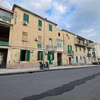 Trilocale oltre accessori in via Salandra