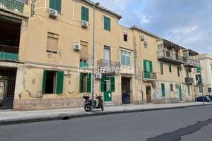 Trilocale oltre accessori in via Salandra