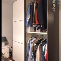 Armadio con due porte spazioso