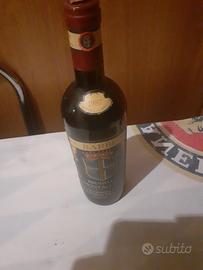 bottiglia di vino rosso del 1987  numerato