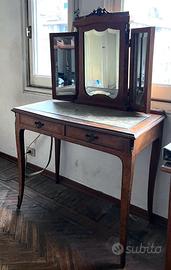 Toilette antica con specchio trittico orientabile