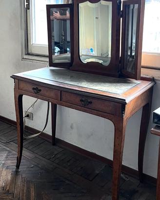 Toilette antica con specchio trittico orientabile
