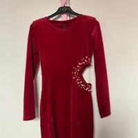 Vestito rosso con perline bianche