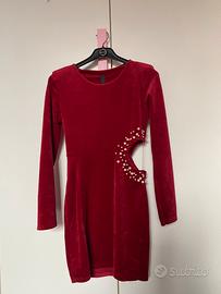 Vestito rosso con perline bianche