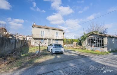 Casa indipendente da ristrutturare con corte priva