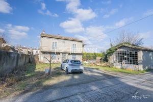 Casa indipendente da ristrutturare con corte priva