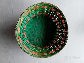 Cestino in vimini beige e verde scuro