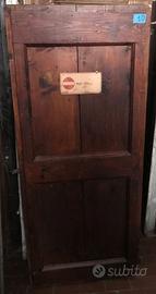 Antica porta in legno con ferratura originale 