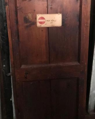 Antica porta in legno con ferratura originale 