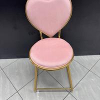Sedia design rosa con schienale a cuore – 