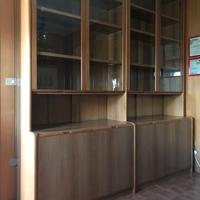 📚 Libreria effetto legno chiaro con ante in vetro