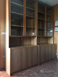 📚 Libreria effetto legno chiaro con ante in vetro