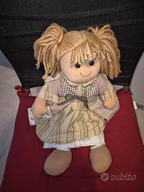 Bambola di pezza con capelli biondi