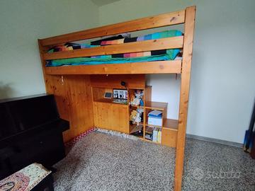 Struttura con letto a castello in legno massiccio