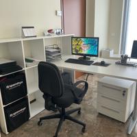 Scrivania con scaffali