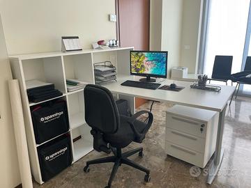 Scrivania con scaffali