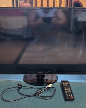 TV LED Samsung 32 pollici con telecomando 