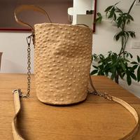 Borsa a secchiello in vera pelle.