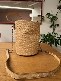 Borsa a secchiello in vera pelle.