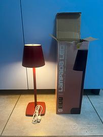 Lampada a led rossa comodino