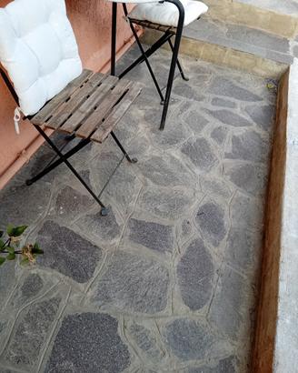 2 sedie e tavolino 
