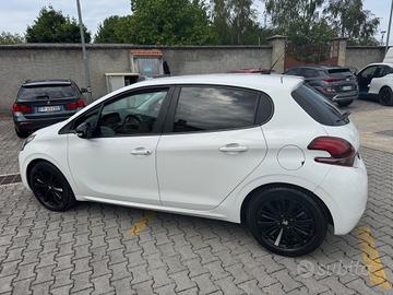 Peugeot 208 PureTech 82 5 porte neopatentati