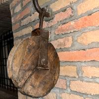 antica carrucola in legno e ferro battuto
