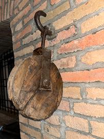 antica carrucola in legno e ferro battuto