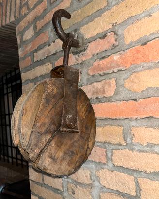 antica carrucola in legno e ferro battuto