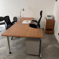 Scrivania da ufficio con sedie