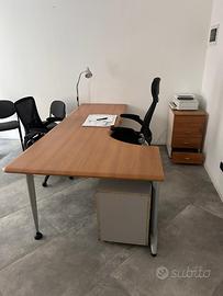 Scrivania da ufficio con sedie