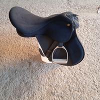 Sella inglese con finimenti e altri accessori