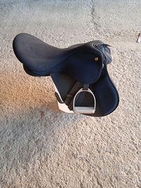 Sella inglese con finimenti e altri accessori