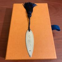 SEGNALIBRO CON NAPPINA E INCISIONE IN ARGENTO 925