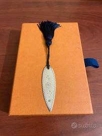 SEGNALIBRO CON NAPPINA E INCISIONE IN ARGENTO 925