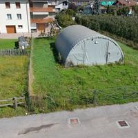 Terreno edificabile con recinzione e tensostruttur