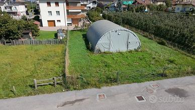 Terreno edificabile con recinzione e tensostruttur