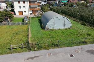 Terreno edificabile con recinzione e tensostruttur