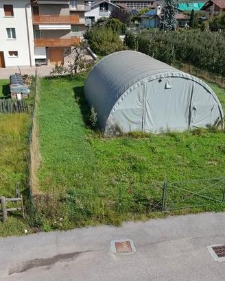 Terreno edificabile con recinzione e tensostruttur