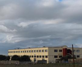 Open space in capannone, finestrato