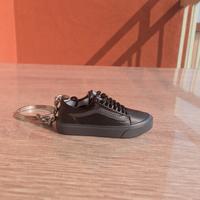 Portachiavi sneaker total black tipo Vans 
