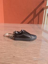 Portachiavi sneaker total black tipo Vans 