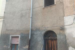 Casa due livelli. pronta per i lavori!