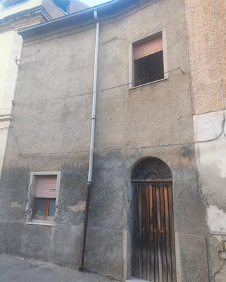 Casa due livelli. pronta per i lavori!