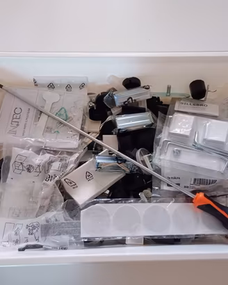 IKEA rimanenze vari kit di montaggio 