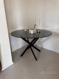 Tavolo in cristallo nero