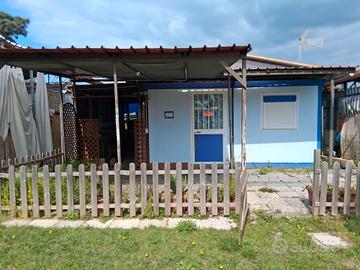 casetta con roulotte in campeggio 